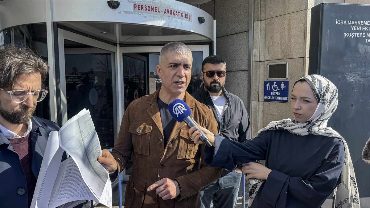 Sanatçı Özcan Deniz, hakkında Sarıyer'de sit alanı içerisinde bulunan arazideki 3 villaya...