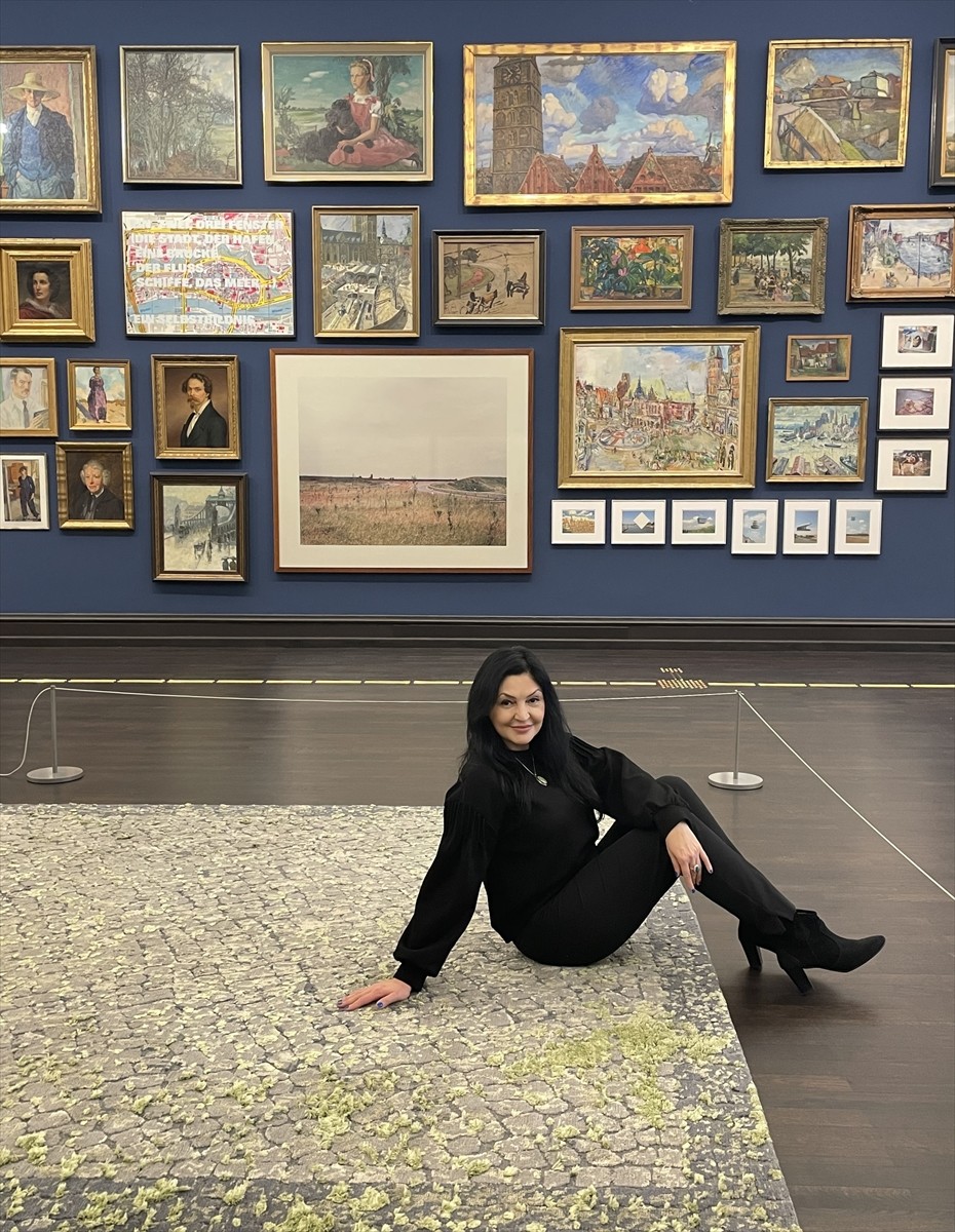 Sanatçı Sultan Adler'in "Boş Alan" başlıklı el dokuması halısı, Bremen Sanat Müzesi'nde...