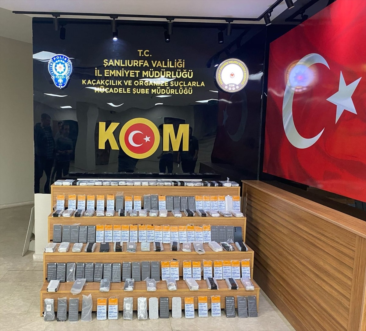  Şanlıurfa'da bir araçta gümrük kaçağı 345 cep telefonu ele geçirildi, olayla ilgili bir kişi...