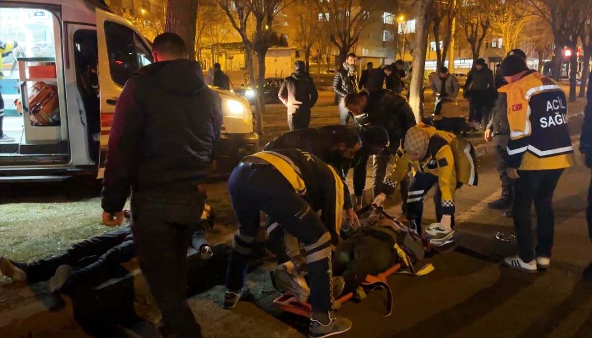 Şanlıurfa'nın Siverek ilçesinde, motosikletin yolun karşısına geçmeye çalışan yayaya çarpması...