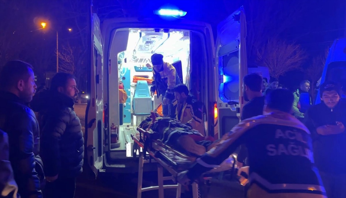 Şanlıurfa'nın Siverek ilçesinde, motosikletin yolun karşısına geçmeye çalışan yayaya çarpması...