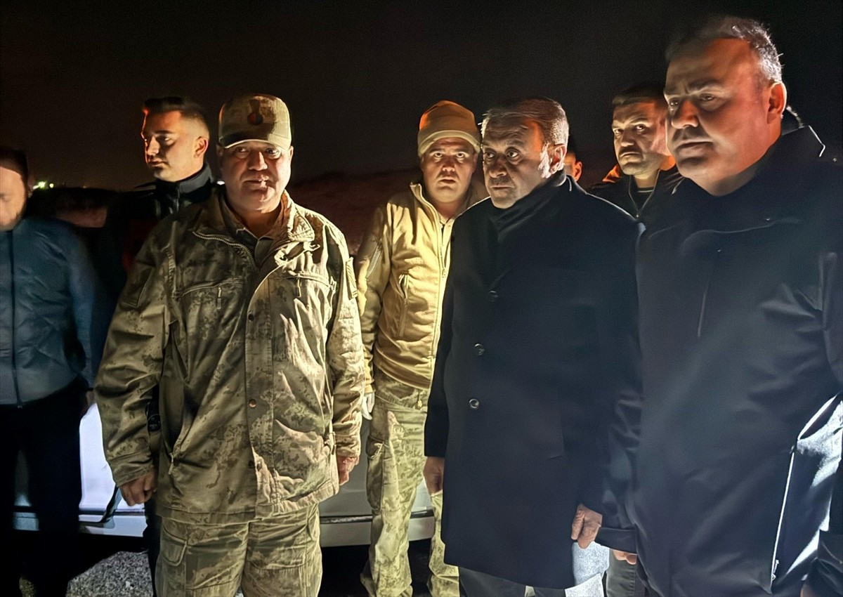 Şanlıurfa'nın Suruç ilçesinde iki otomobilin çarpışması sonucu 4 kişi hayatını kaybetti.