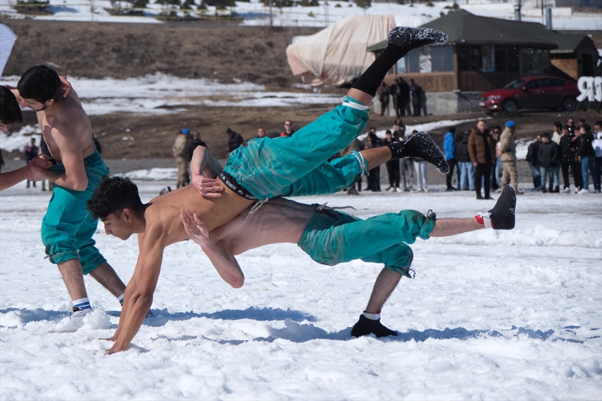 Senkronize Buz Pateni Kadın Milli Takımı, 8 Mart Dünya Kadınlar Günü kapsamında yüzeyi tamamen buz...