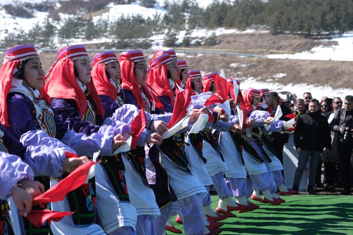 Senkronize Buz Pateni Kadın Milli Takımı, 8 Mart Dünya Kadınlar Günü kapsamında yüzeyi tamamen buz...