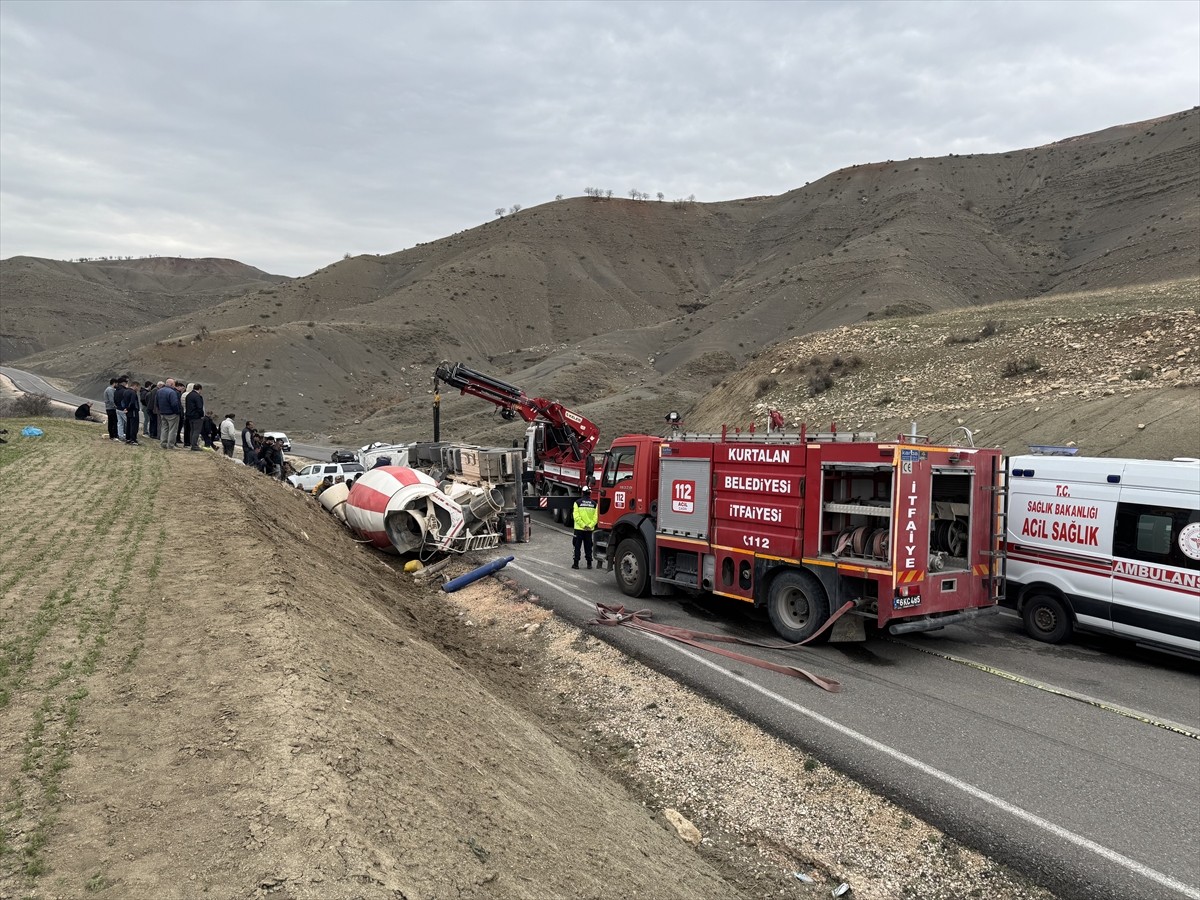 Siirt'in Kurtalan ilçesinde beton mikserinin devrilmesi sonucu sürücü hayatını kaybetti....
