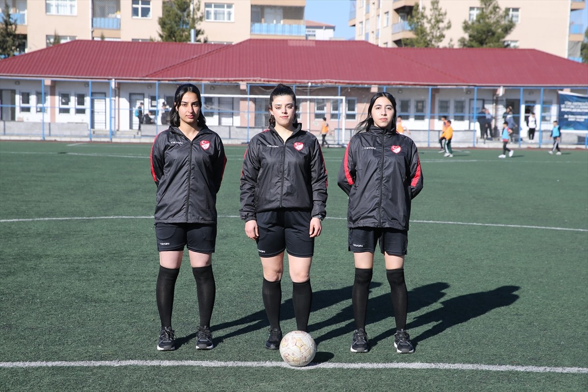 Siirt'te amatör ligde maç yöneten üç genç kadın hakem, Süper Lig ve uluslararası organizasyonlarda...