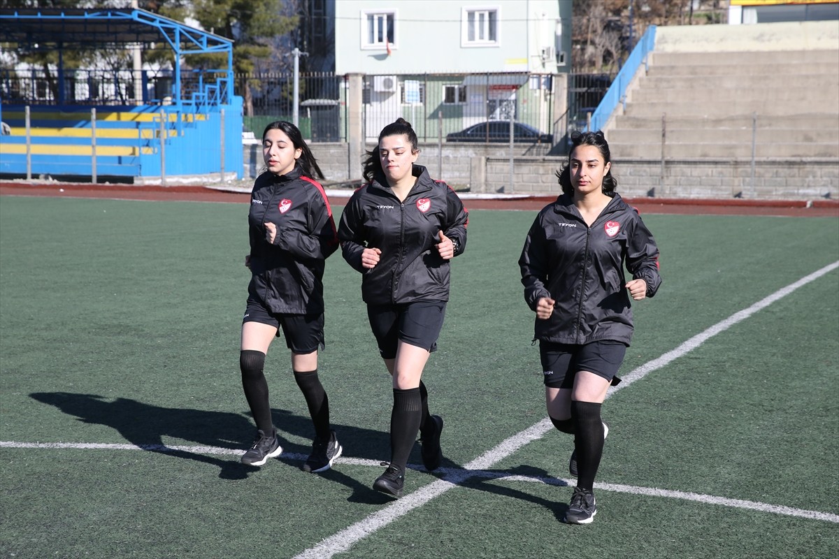 Siirt'te amatör ligde maç yöneten üç genç kadın hakem, Süper Lig ve uluslararası organizasyonlarda...