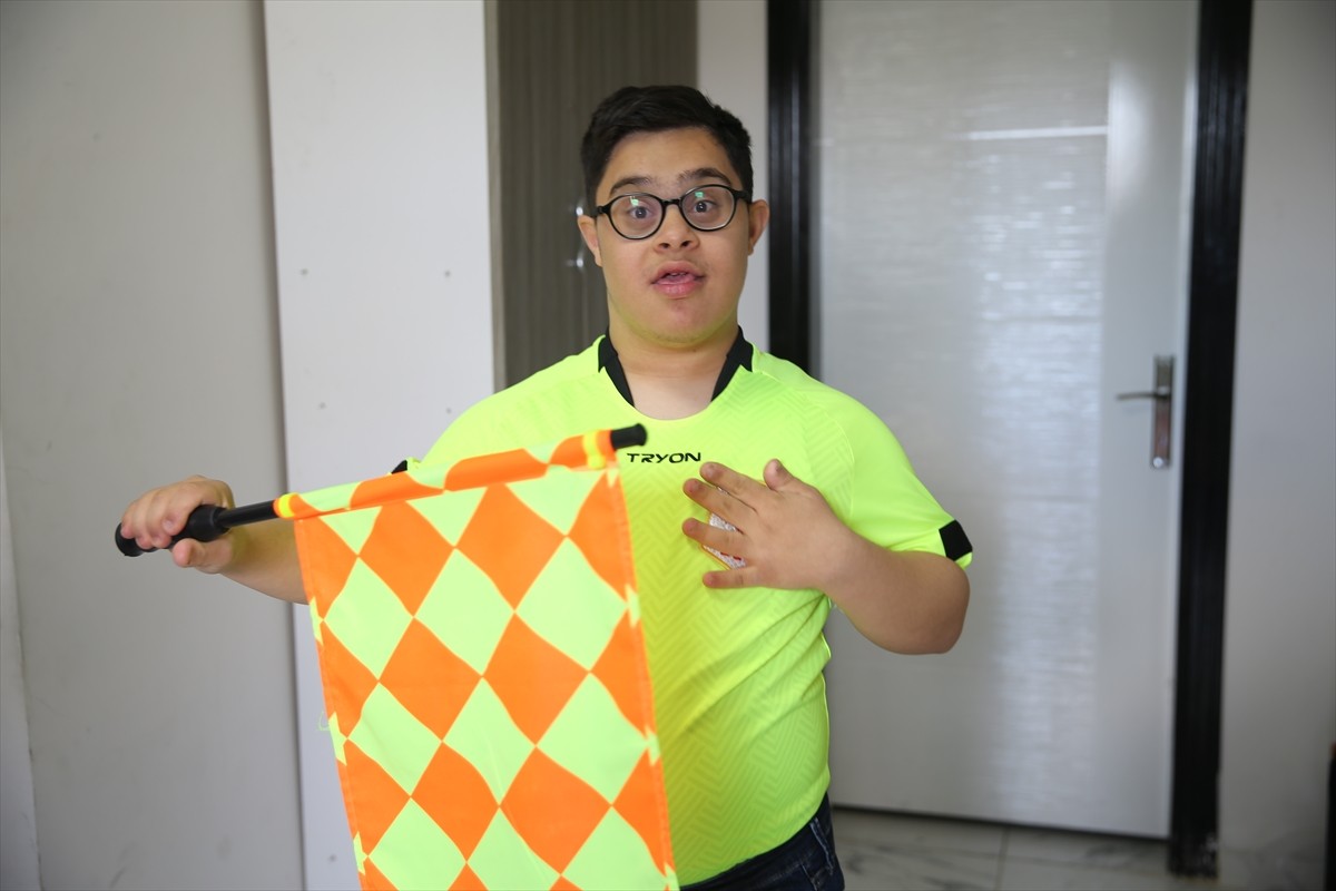 Siirt'te down sendromlu çocuklar Muhammed Çelik (ortada) ve Takyeddin Teker, amatör ligde oynanan...