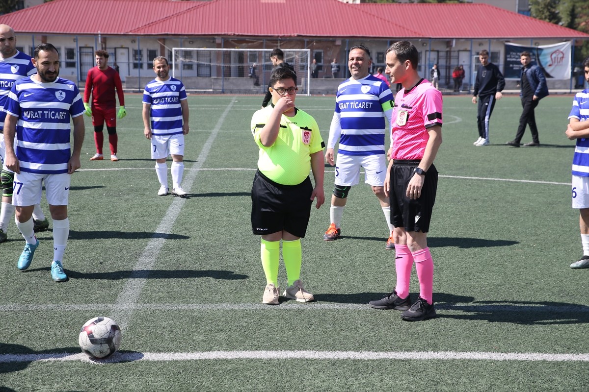 Siirt'te down sendromlu çocuklar Muhammed Çelik (ortada) ve Takyeddin Teker, amatör ligde oynanan...