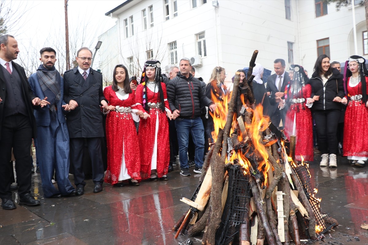 Siirt'te Nevruz Bayramı dolayısıyla etkinlik düzenlendi. Vali ve Belediye Başkan Vekili Kemal...