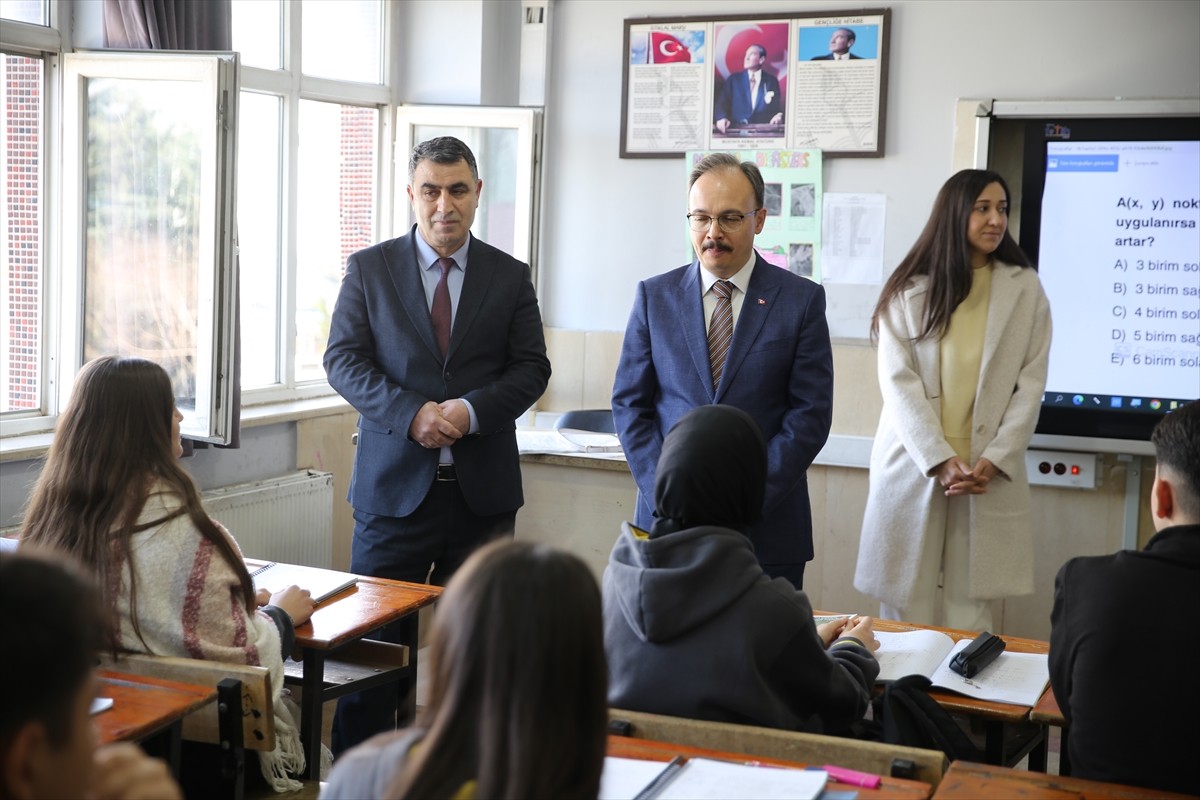 Siirt genelindeki okullarda, 1-7 Mart Deprem Haftası kapsamında deprem ve tahliye tatbikatı...