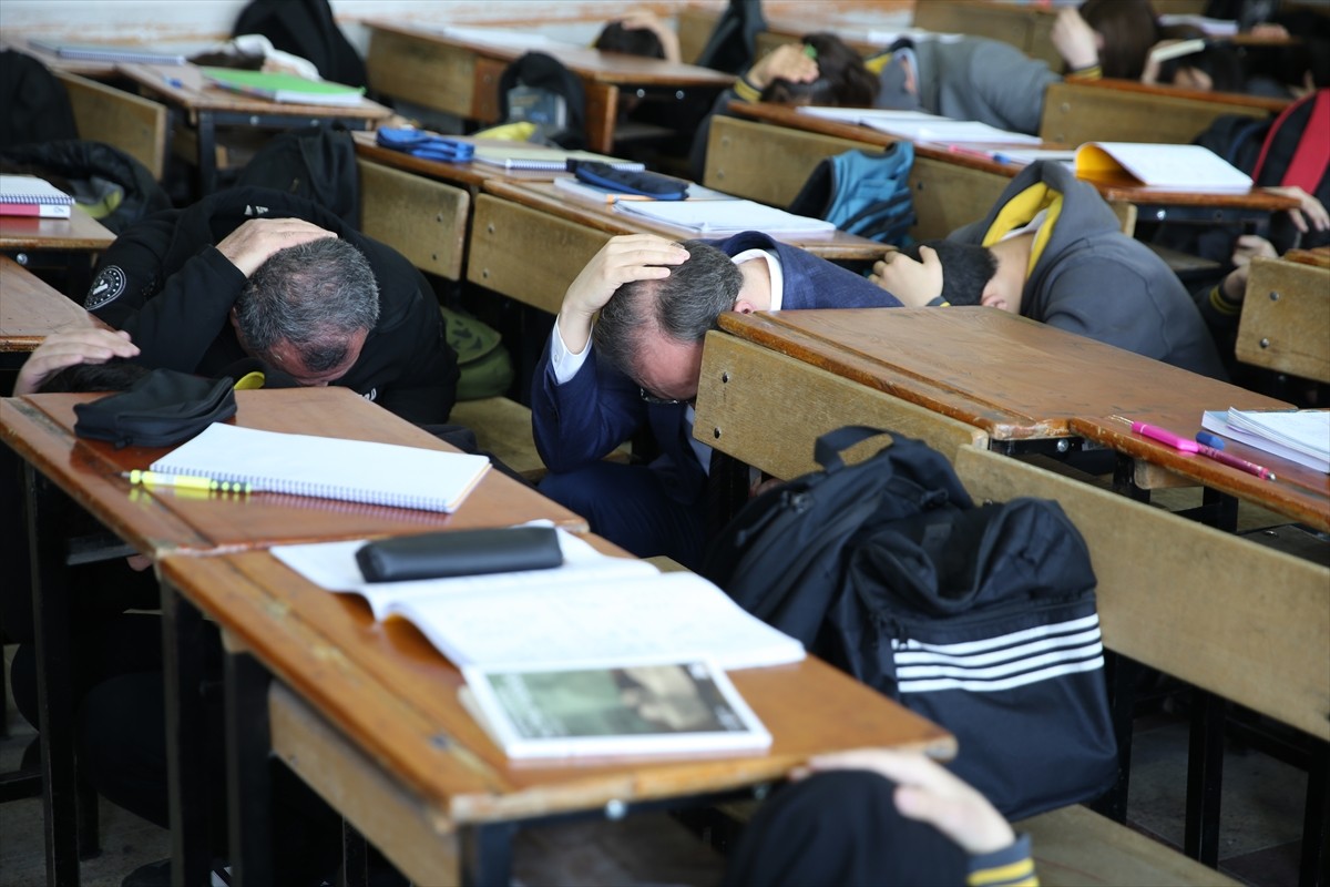 Siirt genelindeki okullarda, 1-7 Mart Deprem Haftası kapsamında deprem ve tahliye tatbikatı...