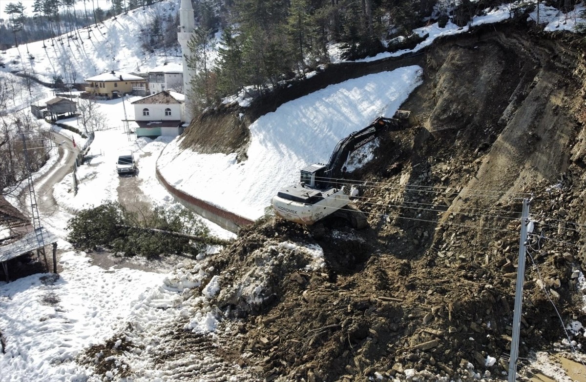 Sinop'ta heyelan sonucu kapanan köy yolu, İl Özel İdaresi ekiplerinin çalışması sonucu ulaşıma...