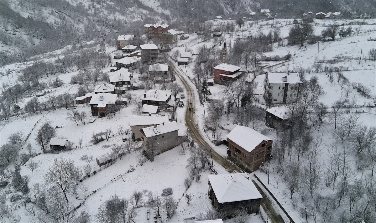 Sinop'ta, sabah saatlerinde başlayan kar yağışı kentin yüksek kesimlerini beyaza bürüdü.  