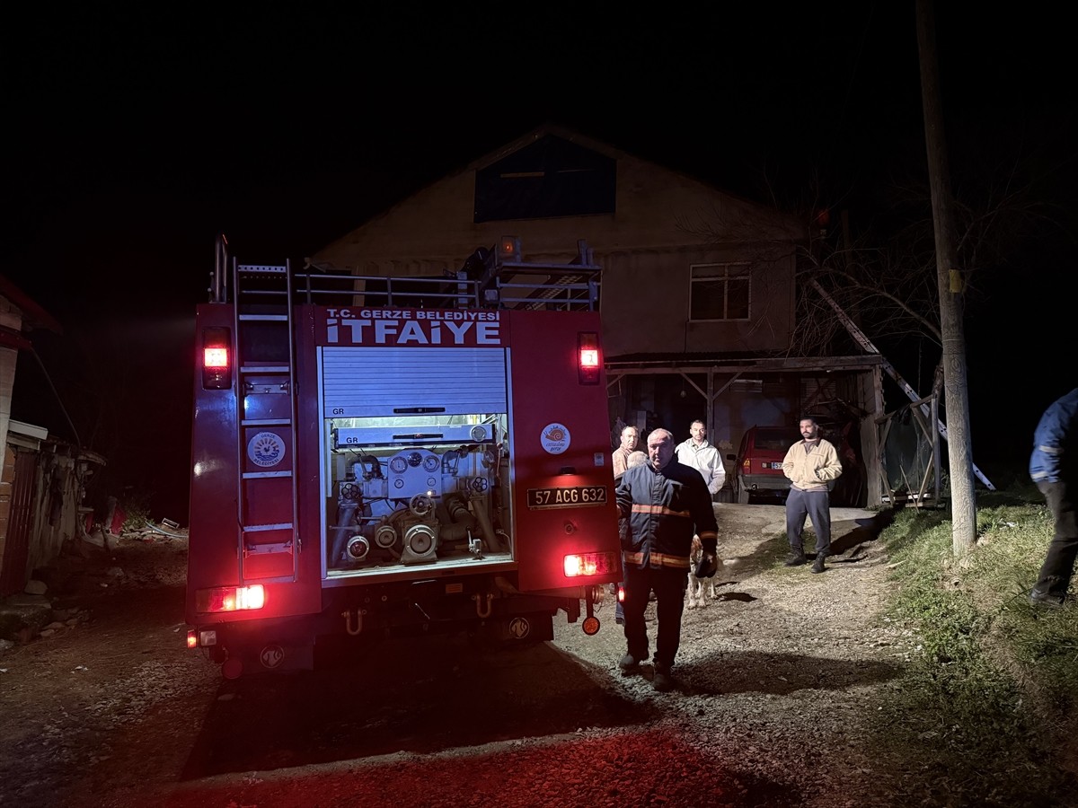 Sinop'un Gerze ilçesinde müstakil evde çıkan yangında 3 kişi yaralandı.