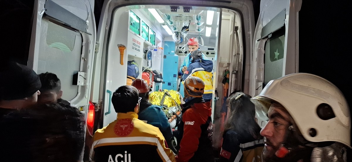 Sinop'un Türkeli ilçesinde 3 evin yıkıldığı heyelanda 2 kişi yaralı olarak kurtarıldı.