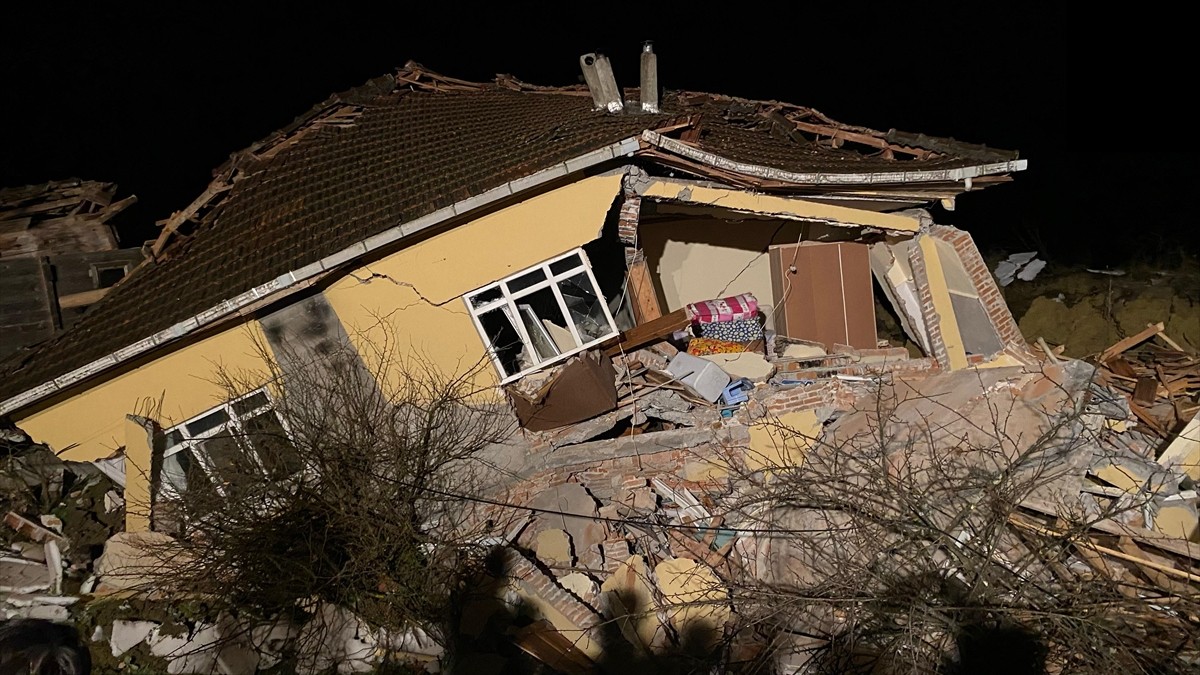 Sinop'un Türkeli ilçesinde 3 evin yıkıldığı heyelanda 2 kişi yaralı olarak kurtarıldı.