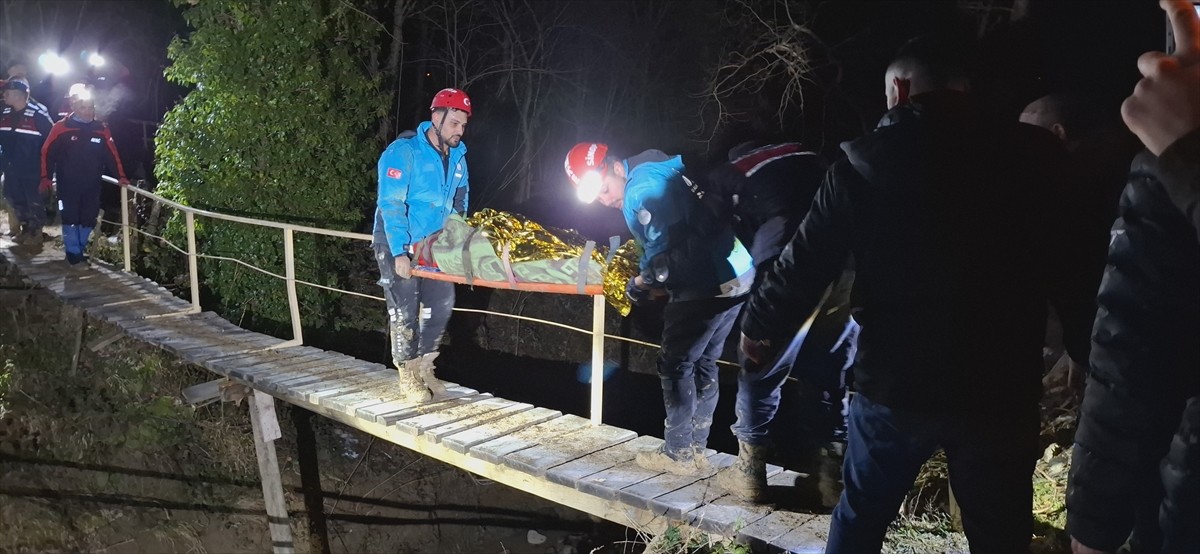 Sinop'un Türkeli ilçesinde 3 evin yıkıldığı heyelanda 2 kişi yaralı olarak kurtarıldı.
