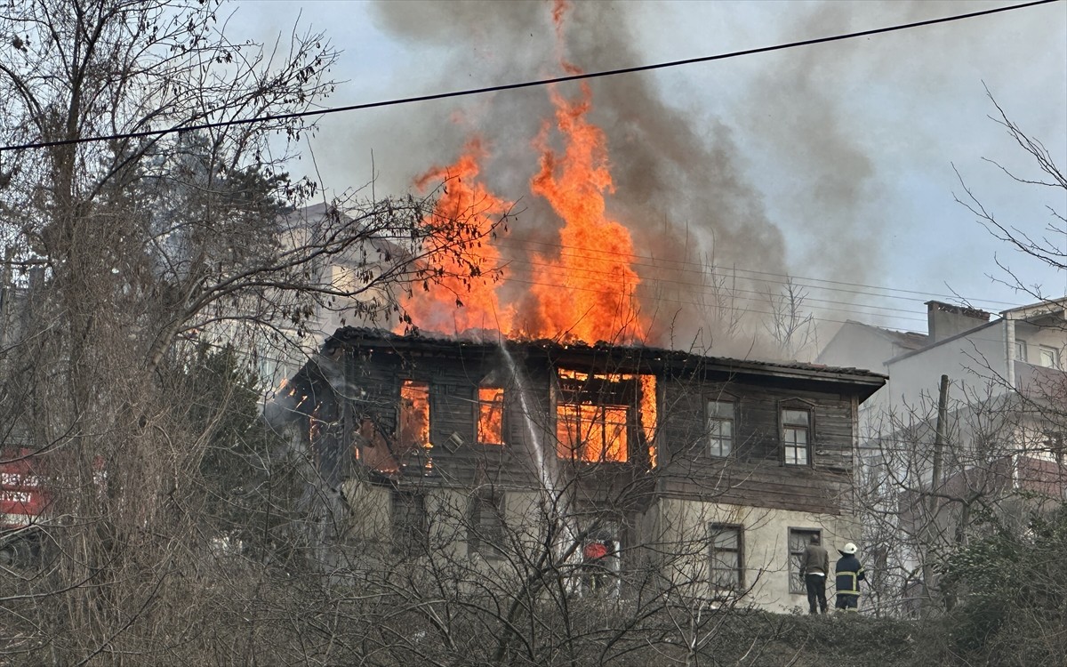 Sinop’un Ayancık ilçesinde çıkan yangında iki katlı ahşap ev tamamen yanarak kullanılamaz hale...