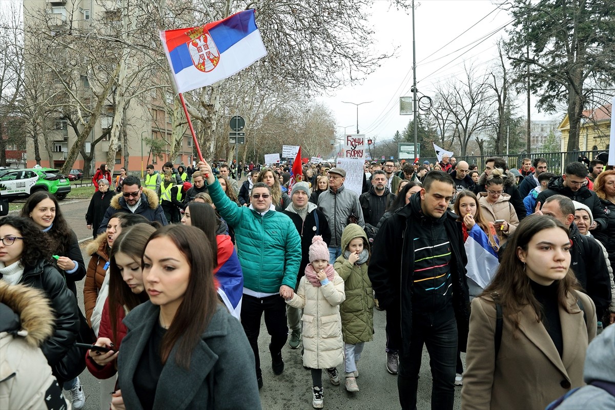Sırbistan'da, 1 Kasım 2024'te beton sundurmanın çökmesi sonucu 15 kişinin hayatını kaybettiği...
