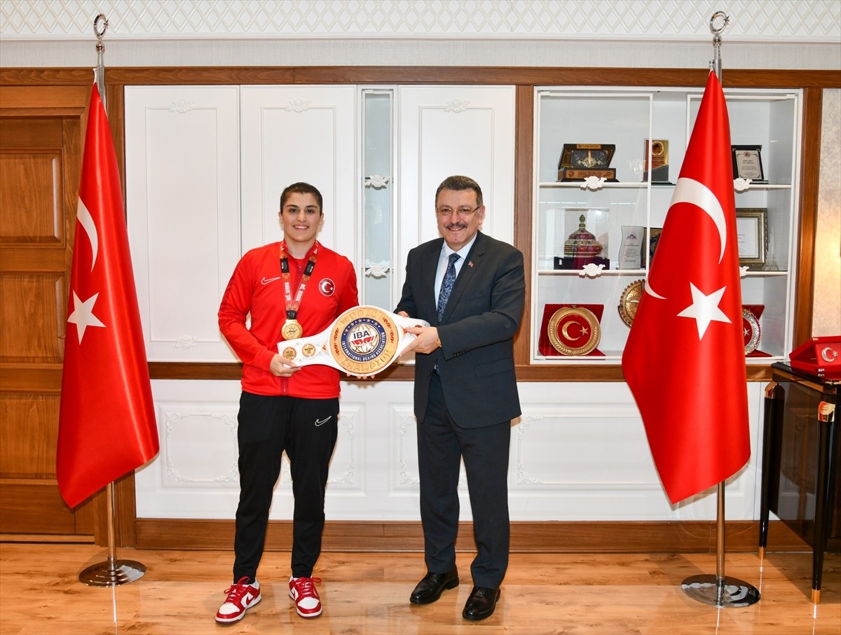 Sırbistan'da düzenlenen Kadınlar Dünya Boks Şampiyonası'nda altın madalya kazanan milli sporcu...