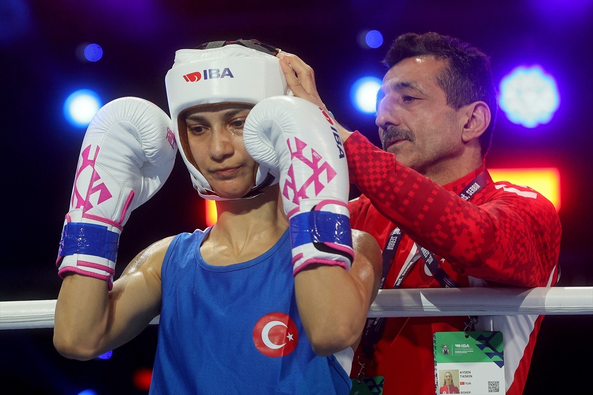 Sırbistan'ın Niş kentinde düzenlenen Dünya Kadınlar Boks Şampiyonası'nda Türk sporcu Ayşe Taşkın...