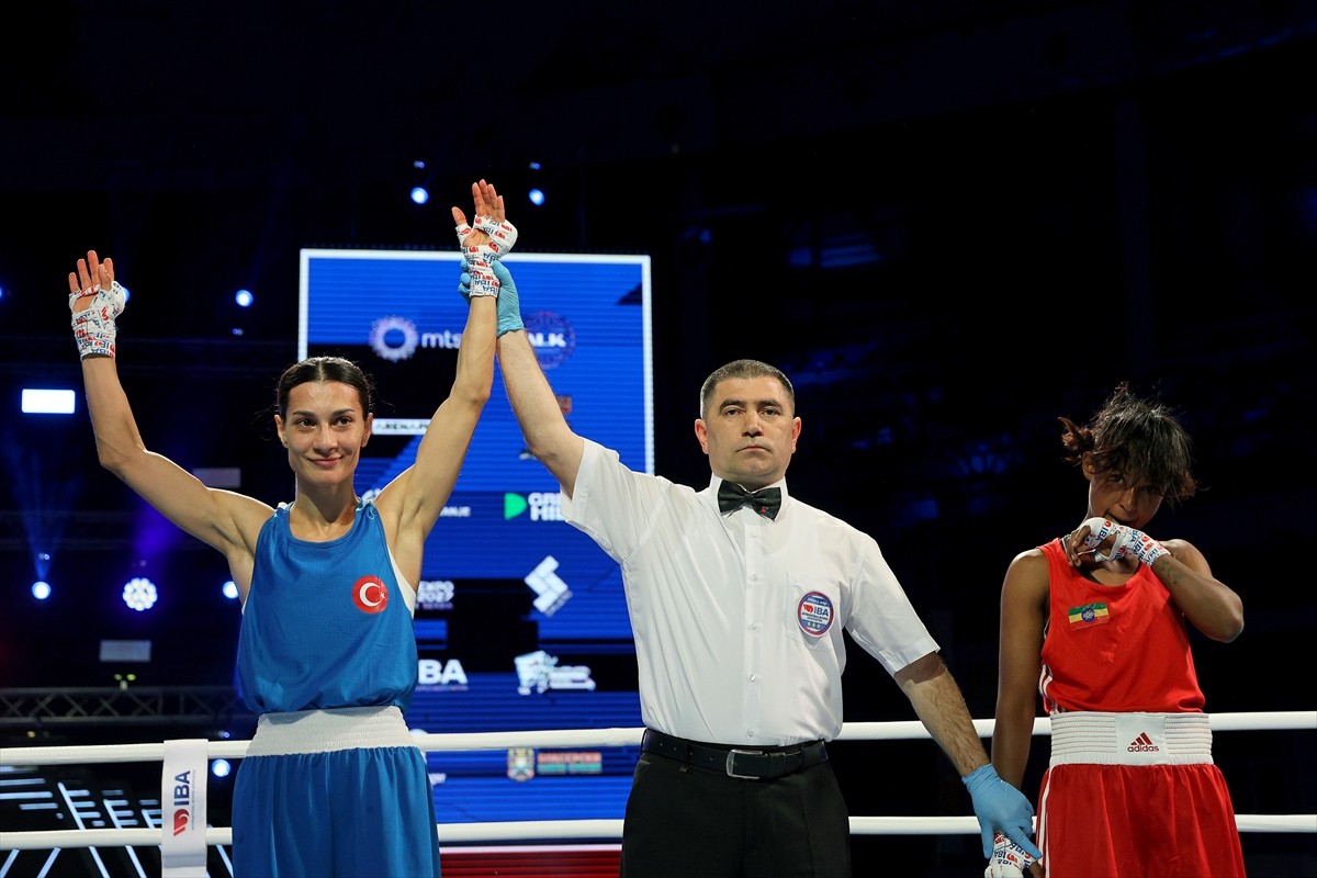 Sırbistan'ın Niş kentinde düzenlenen Dünya Kadınlar Boks Şampiyonası'nda Türk sporcu Ayşe Taşkın...