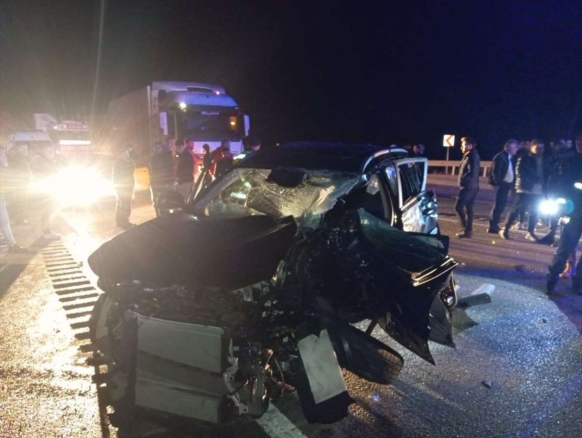  Sivas'ın Suşehri ilçesinde yolcu otobüsü ile otomobilin çarpışması sonucu 10 kişi...