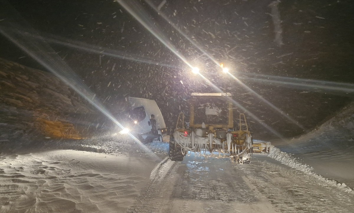 Sivas’ta etkili olan kar yağışı nedeniyle bazı yollar araç trafiğine kapatıldı. Hafik ile Doğanşar...