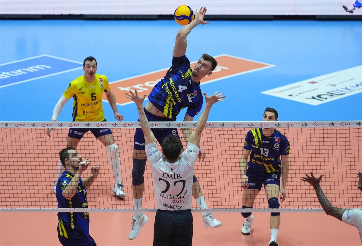 SMS Grup Efeler Voleybol Ligi 25’inci haftasında Altekma ile Fenerbahçe Medicana, Atatürk Voleybol...