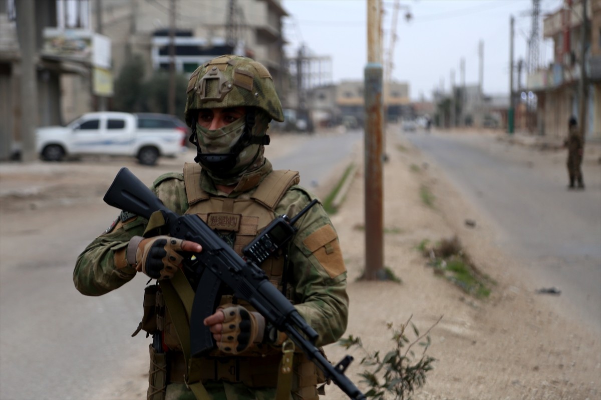 Suriye'de yeni yönetime bağlı güvenlik güçleri, ülkenin güneyindeki Dera iline bağlı Sanamayn...