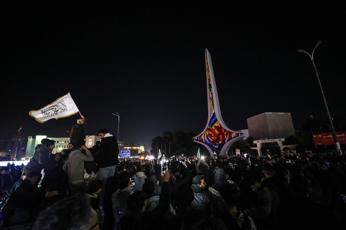 Suriye'nin başkenti Şam'da, Emevi Meydanı'nda toplanan binlerce kişi, Lazkiye'de güvenlik...