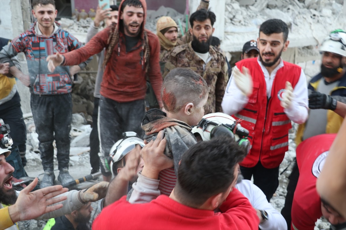 Suriye'nin Lazkiye ilindeki Raml Mahallesi'nde meydana gelen patlamada 3 kişi hayatını kaybetti...