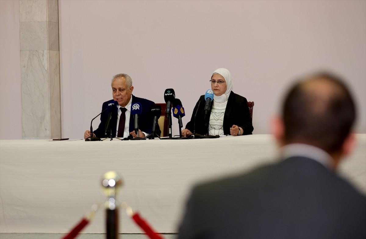 Suriye Cumhurbaşkanı Ahmed Şara, geçici anayasanın temel hükümlerinin belirlendiği bildirgeye imza...