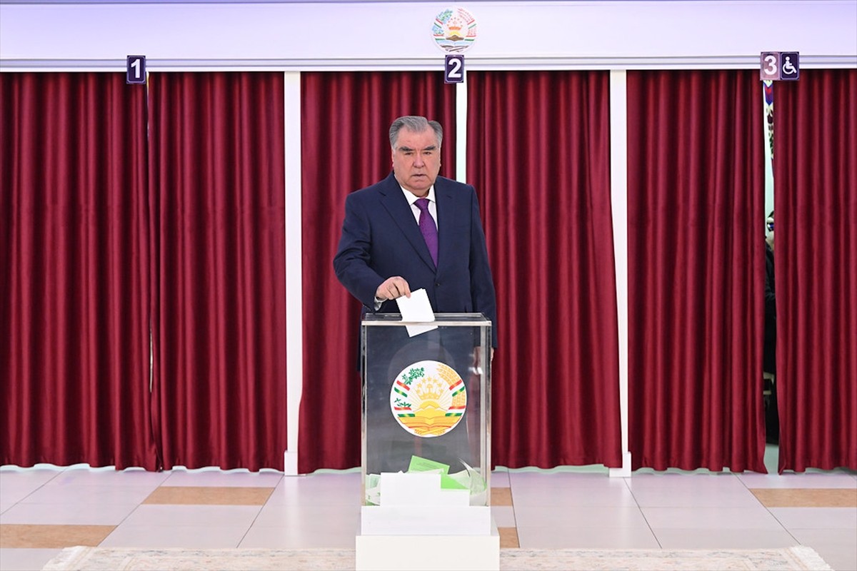 Tacikistan'da seçmenler, parlamento ve yerel meclis üyelerini belirlemek üzere oy vermeye başladı....