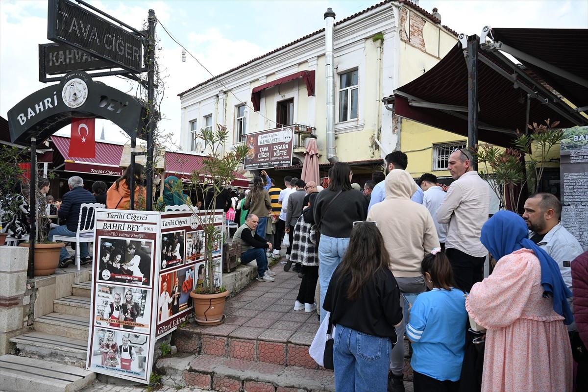 Tarih, kültür ve gastronomi turizmiyle ön plana çıkan Edirne'de, Ramazan Bayramı tatili yoğunluğu...