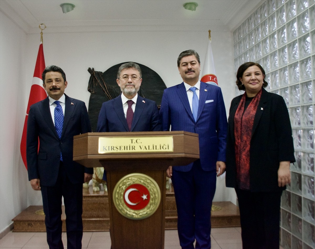 Tarım ve Orman Bakanı İbrahim Yumaklı (ortada), Kırşehir Valiliğini ziyaret etti. Vali Murat Sefa...