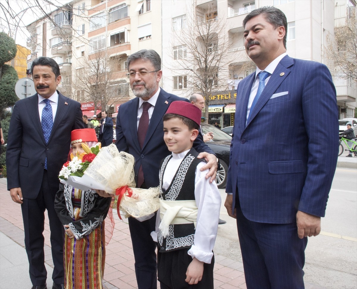 Tarım ve Orman Bakanı İbrahim Yumaklı (ortada), Kırşehir Valiliğini ziyaret etti. Vali Murat Sefa...