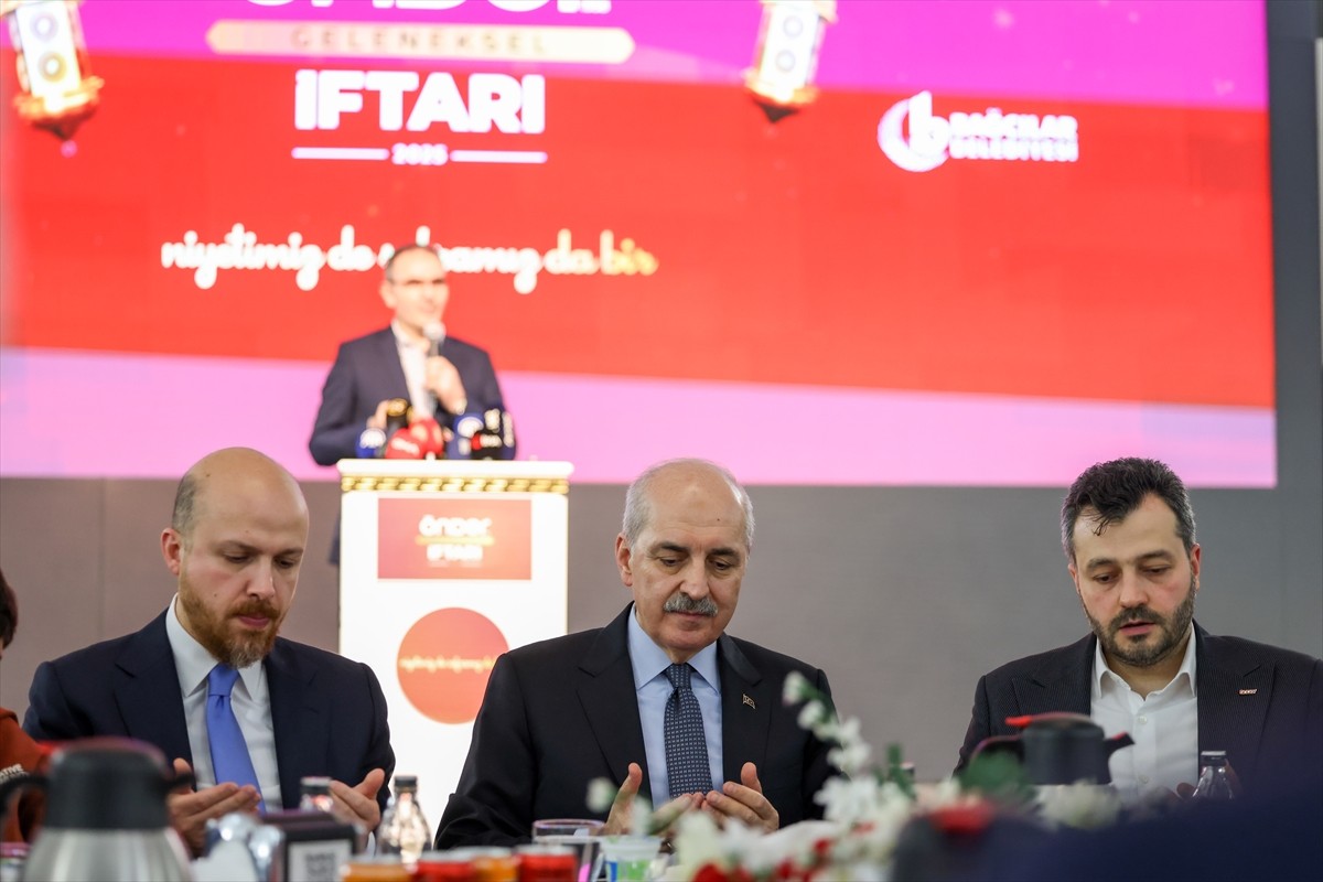 TBMM Başkanı Numan Kurtulmuş (ortada), Bağcılar'daki Kadir Topbaş Halk Sarayı'nda düzenlenen ÖNDER...