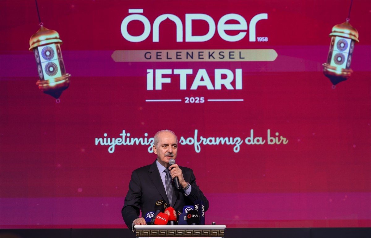 TBMM Başkanı Numan Kurtulmuş (ortada), Bağcılar'daki Kadir Topbaş Halk Sarayı'nda düzenlenen ÖNDER...