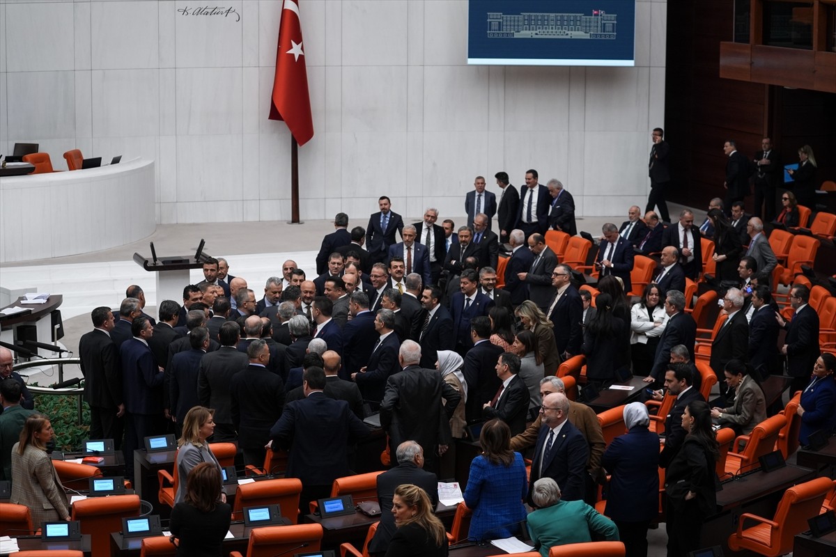 TBMM Genel Kurulu'nda, Yeni Yol Partisi'nin "demokrasi"ye ilişkin grup önerisi görüşüldü. Öneri...