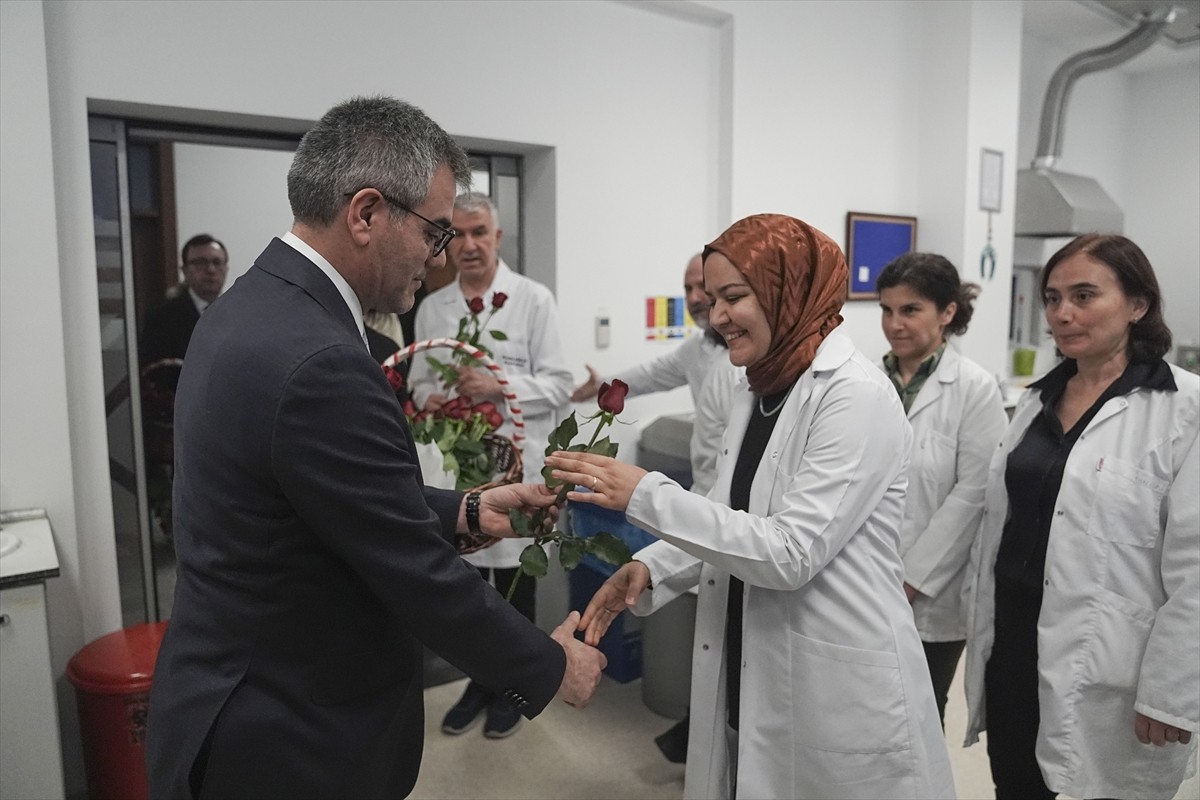 TBMM Genel Sekreteri Talip Uzun (solda), Meclis Hastanesini ziyaret ederek, sağlık çalışanlarının...