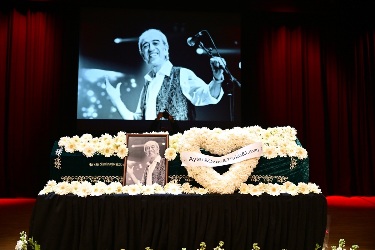 Tedavi gördüğü hastanede 75 yaşında vefat eden Türk müziğinin usta ismi Edip Akbayram için...