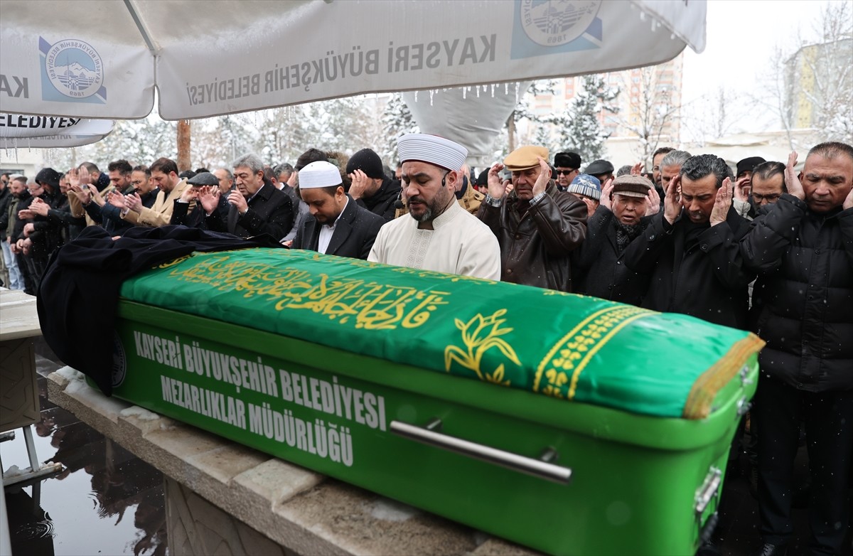 Tedavi gördüğü hastanede hayatını kaybeden Türkiye Spor Yazarları Derneği (TSYD) Kayseri Şube...