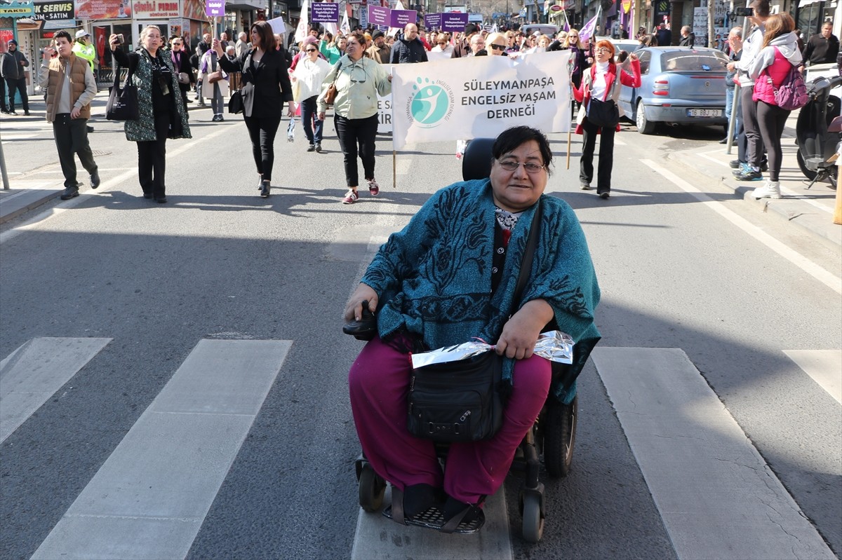 Tekirdağ'da 8 Mart Dünya Kadınlar Günü dolayısıyla "Kadınlar Birlikte Güçlü" farkındalık yürüyüşü...