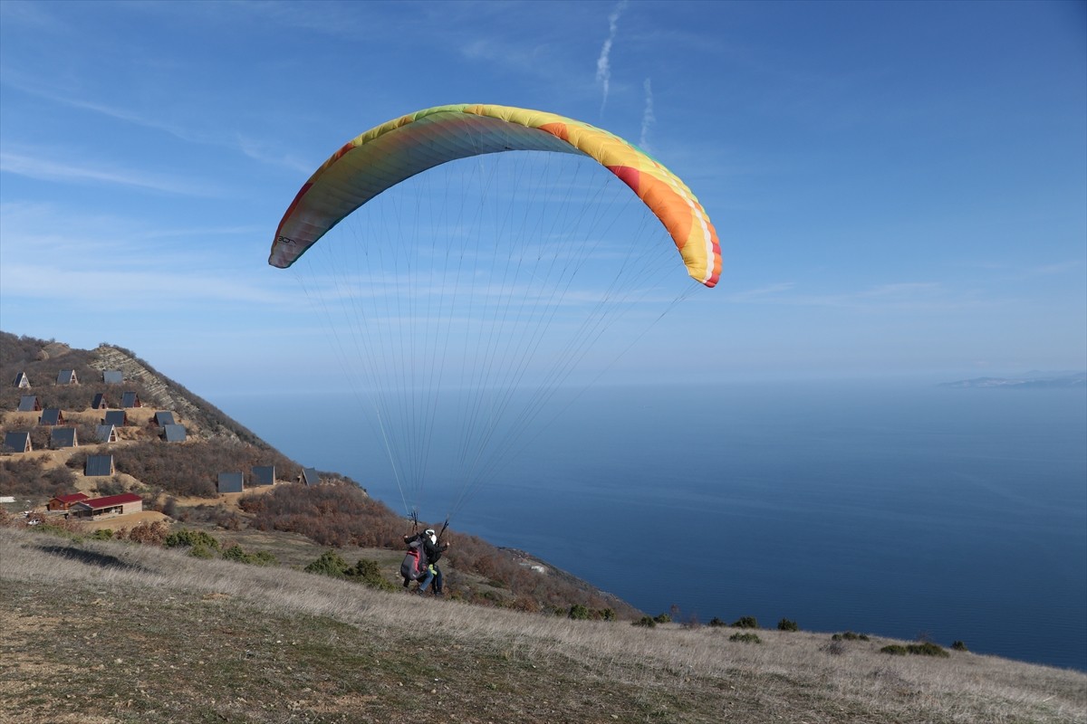 Tekirdağ'da adrenalin tutkunlarının gözde adresi Uçmakdere, hafta sonu yamaç paraşütü tutkunlarını...