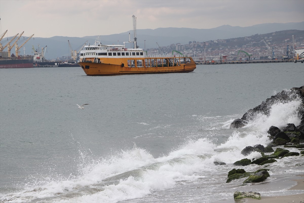 Tekirdağ'da poyraz, deniz ulaşımını olumsuz etkiliyor. Hızı zaman zaman 40 kilometreye ulaşan...