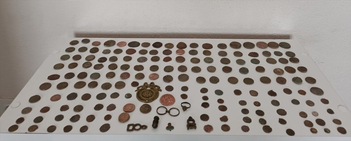 Tekirdağ'da üst aramasında tarihi eser niteliğinde olduğu değerlendirilen 184 sikke ele geçirilen...
