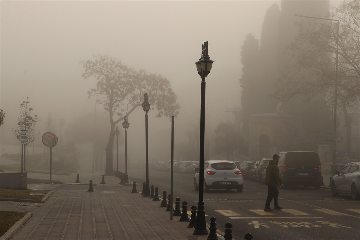 Tekirdağ'da yoğun sis nedeniyle görüş mesafesi yer yer 50 metreye kadar düştü.