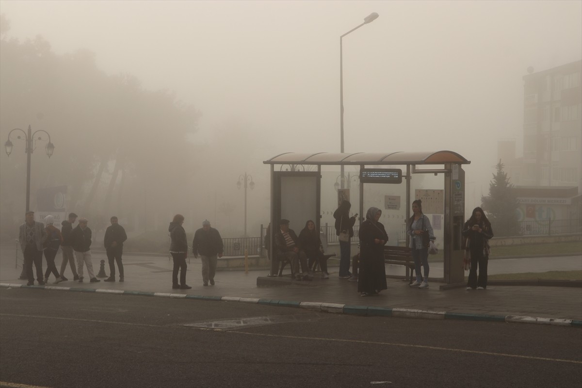 Tekirdağ'da yoğun sis nedeniyle görüş mesafesi yer yer 50 metreye kadar düştü.